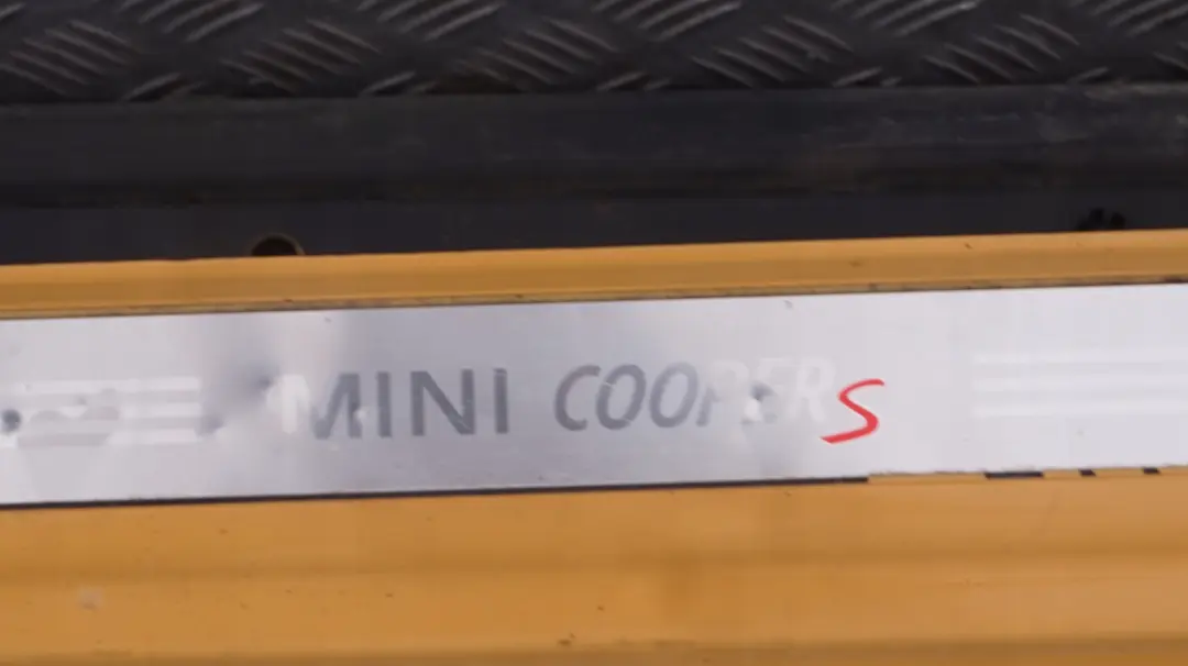 Mini Cooper R56 R57 Derecho O / Sill Faldon Puerta Lado Cubierta Mellow Yellow