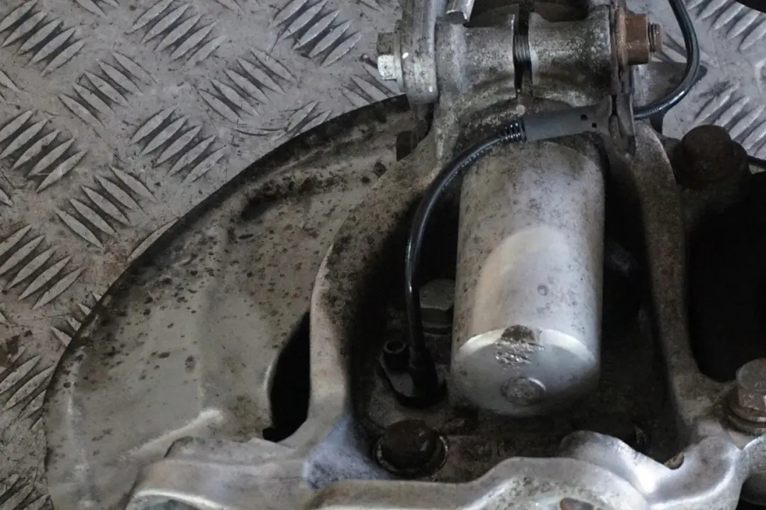 BMW E60 545i Delantero Derecho Muelle Buje Pata Pinza De Freno Disco