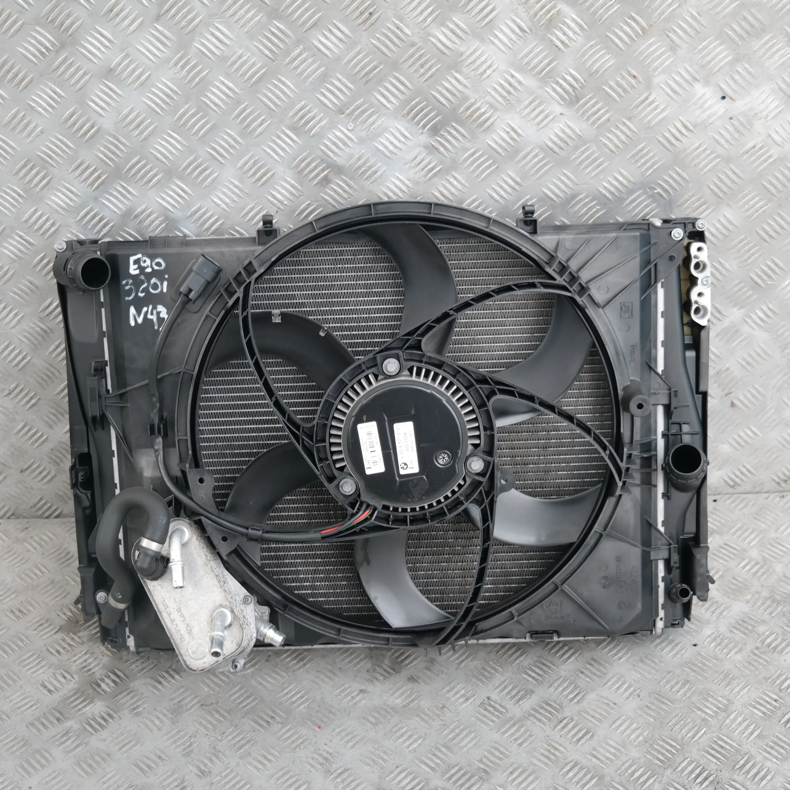 BMW 1 3 SERIES E87 E90 E91 E92 Complete Set Radiator Pack Fan Housing Automatic