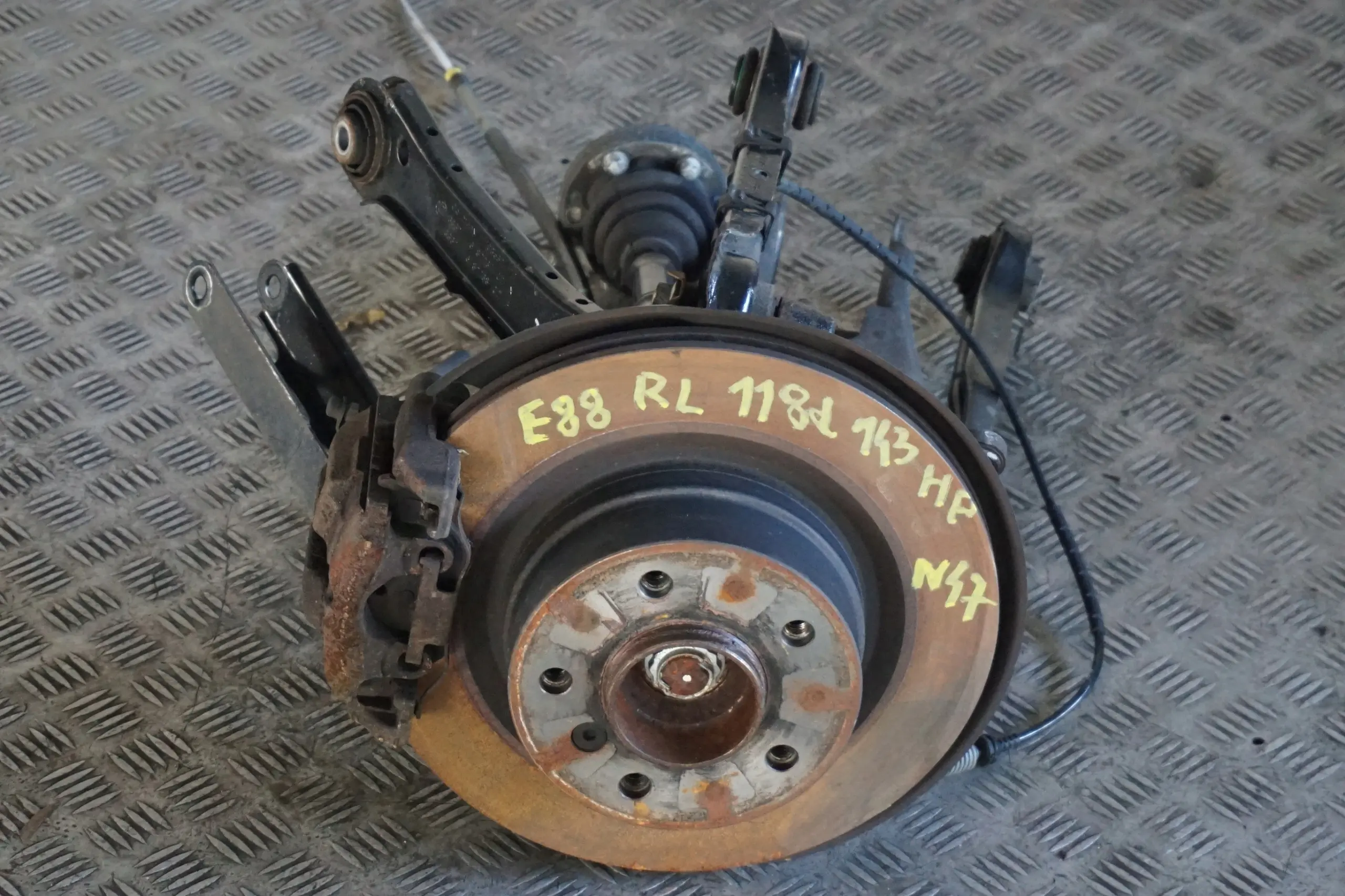 BMW 1 er E88 118d N47 Abtriebswelle Schwenklager Hinten Links Bremssattel