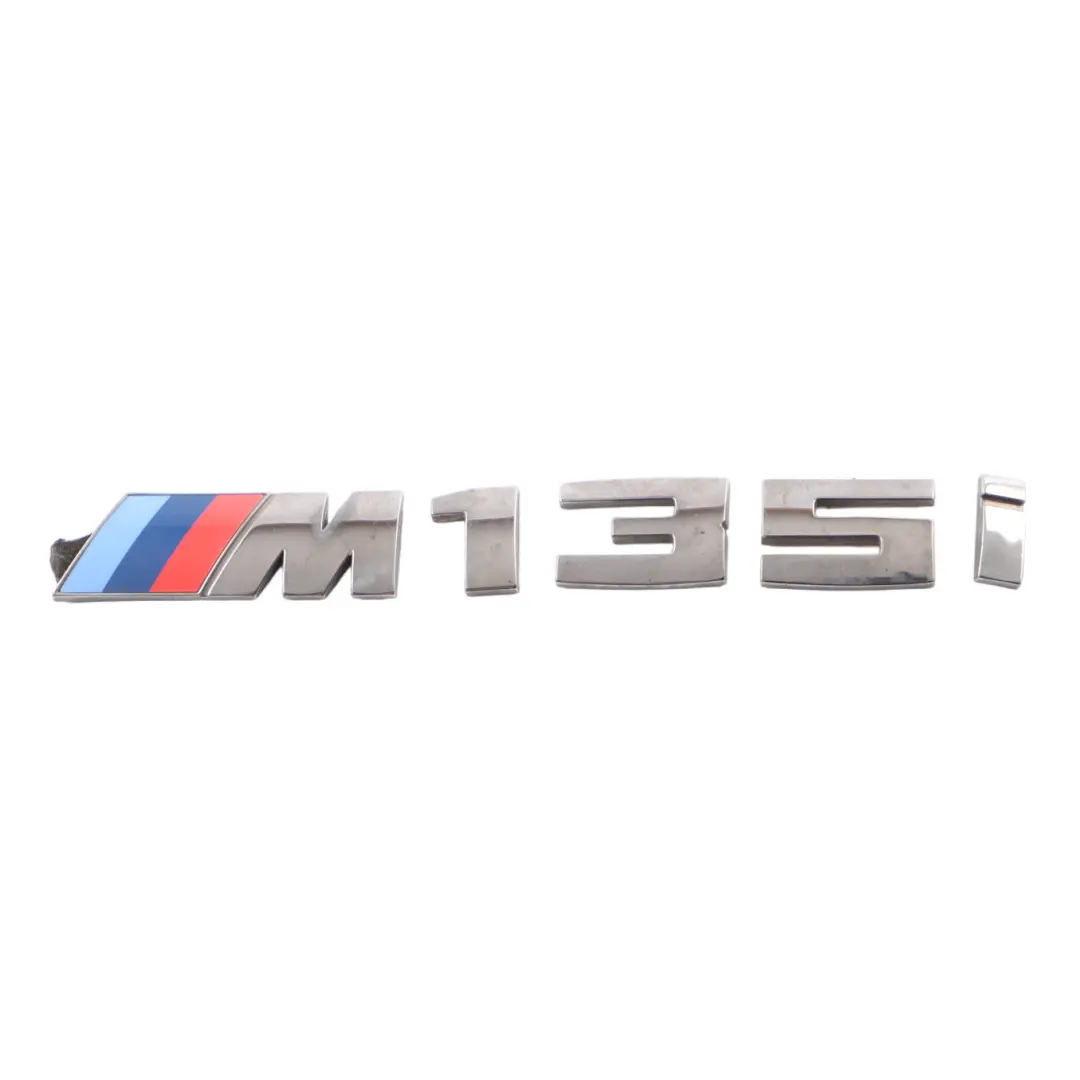 BMW F20 F21 Emblemat Logo Napis Klapy Bagażnika 135i M Sport 8060253