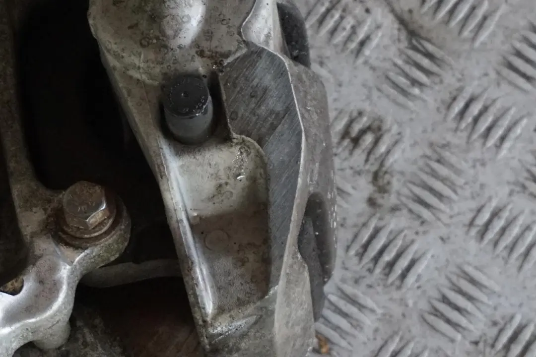 BMW E60 545i Delantero Derecho Muelle Buje Pata Pinza De Freno Disco