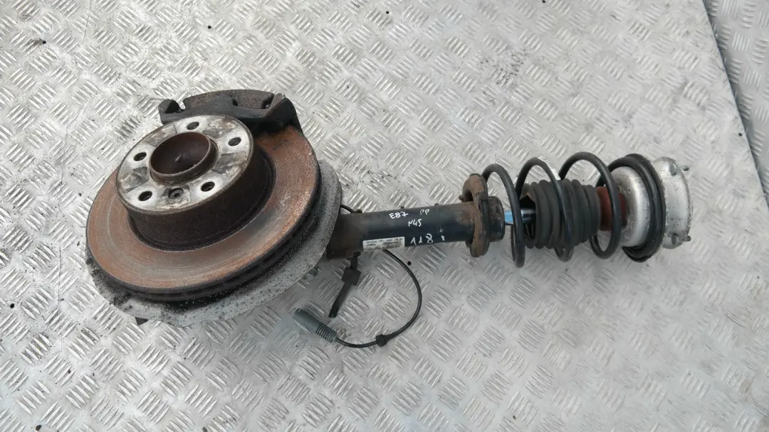 BMW E87 118i Pierna Delantera Derecha Muelle Strut Suspensión Cubo Eje Freno