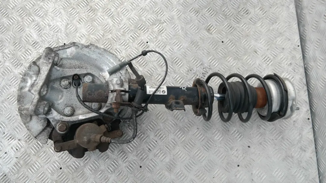 BMW E87 118i Pierna Delantera Derecha Muelle Strut Suspensión Cubo Eje Freno