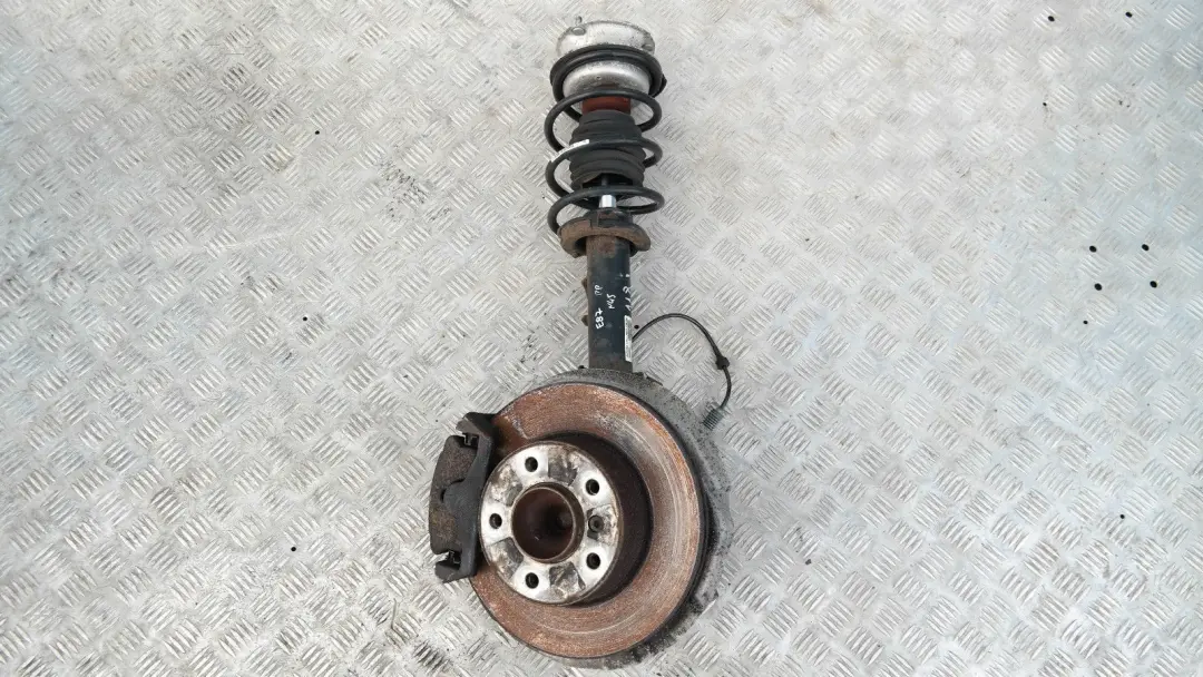 BMW E87 118i Pierna Delantera Derecha Muelle Strut Suspensión Cubo Eje Freno