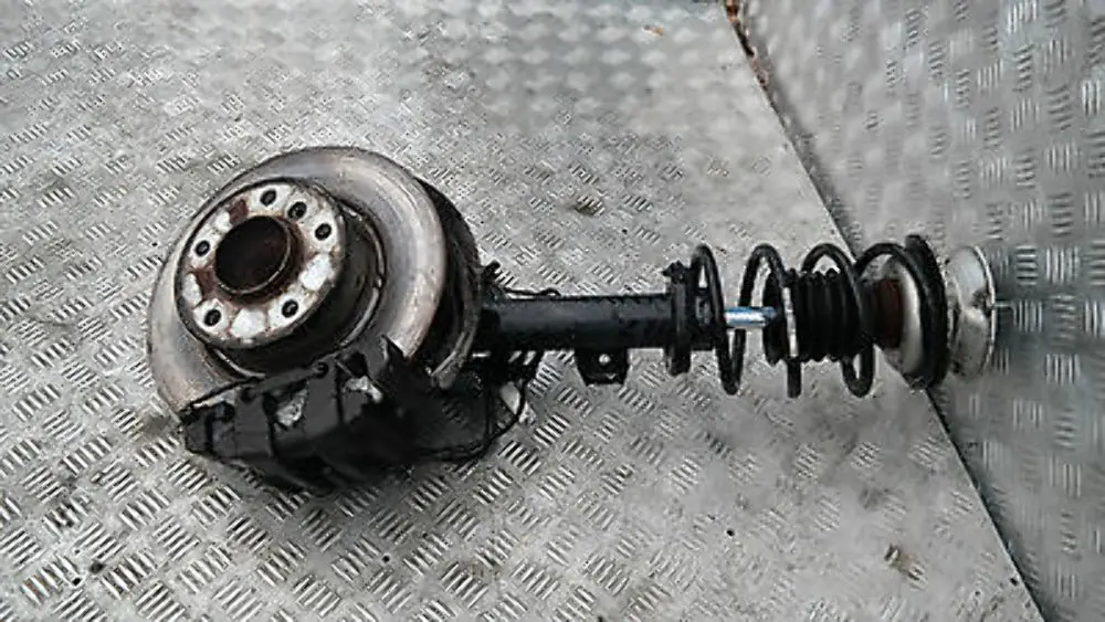 BMW 1 E87 120i N46 LEFT FRONT SPRING STRUT LEG SUSPENSION BRAKE CALLIPER N/S