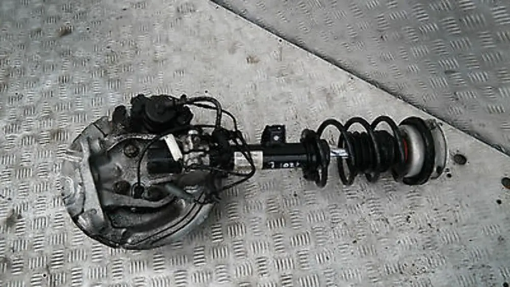 BMW 1 E87 120i N46 LEFT FRONT SPRING STRUT LEG SUSPENSION BRAKE CALLIPER N/S