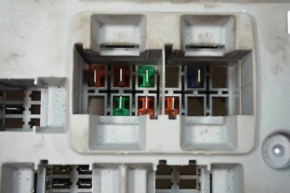 BMW E87 E90 E91 E92 E93 Power Distribution Fuse Box Front