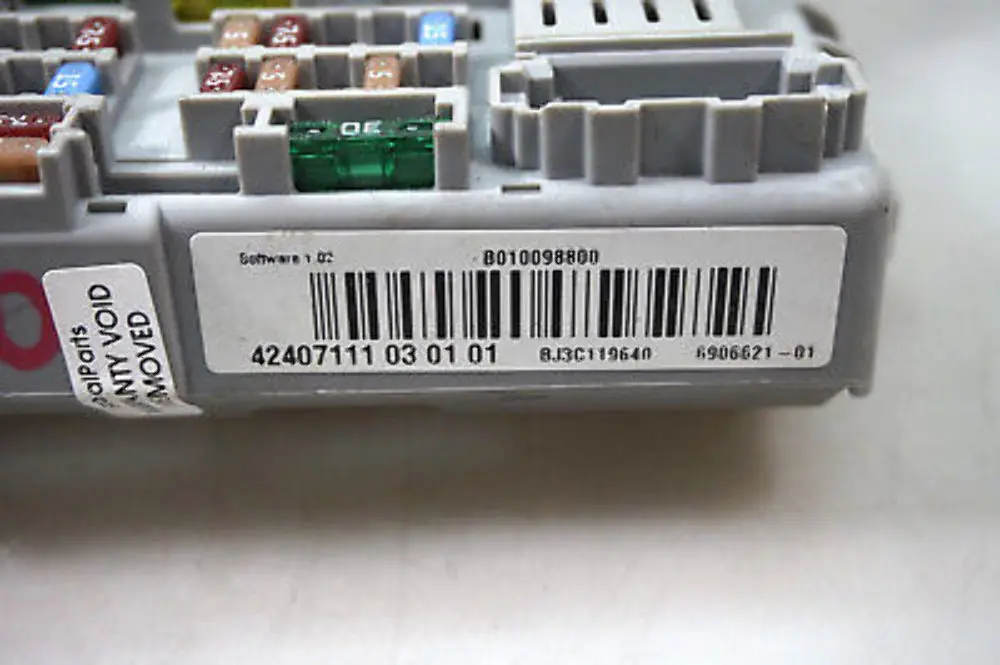 BMW E87 E90 E91 E92 E93 Power Distribution Fuse Box Front