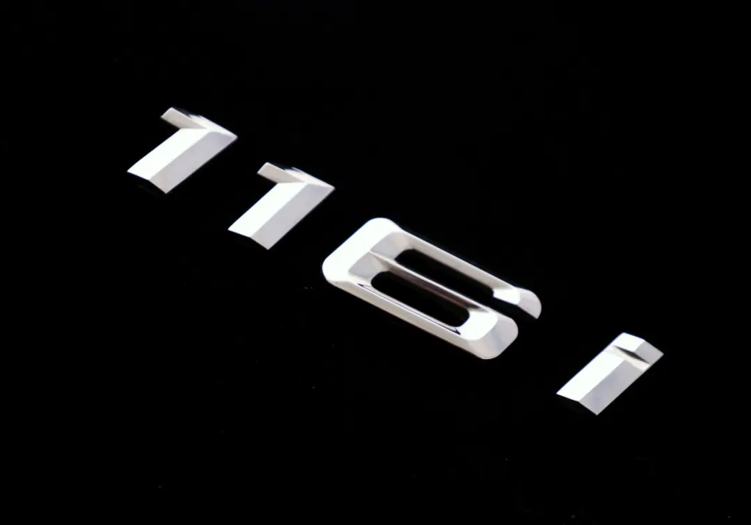 BMW E87 F20 116i Tapa Trasera Maletero Porton Adherido Emblema Lettering