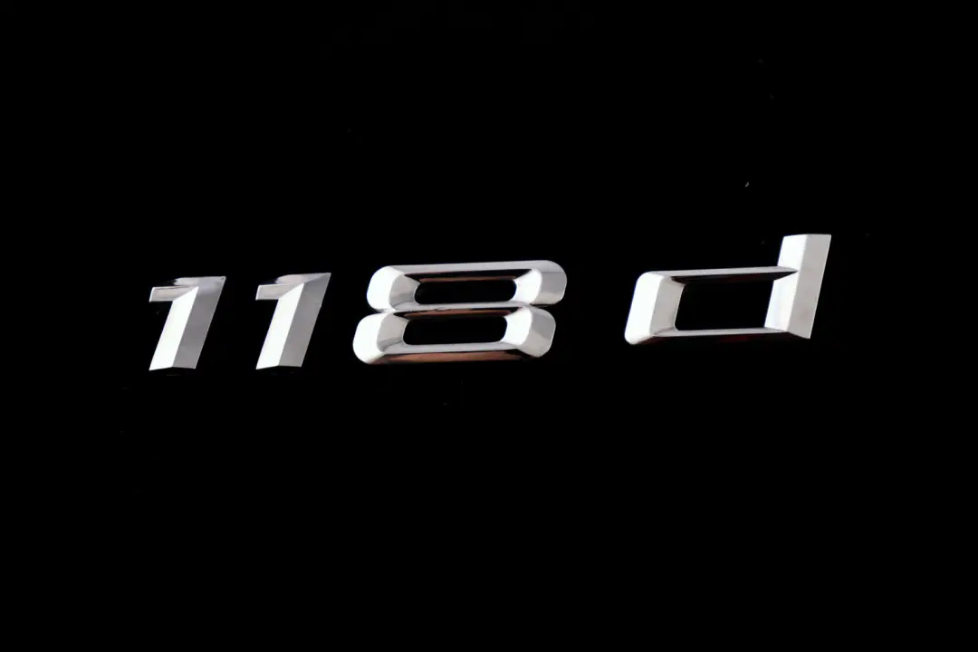 BMW E81 E87 Emblemat logo napis znaczek 118d