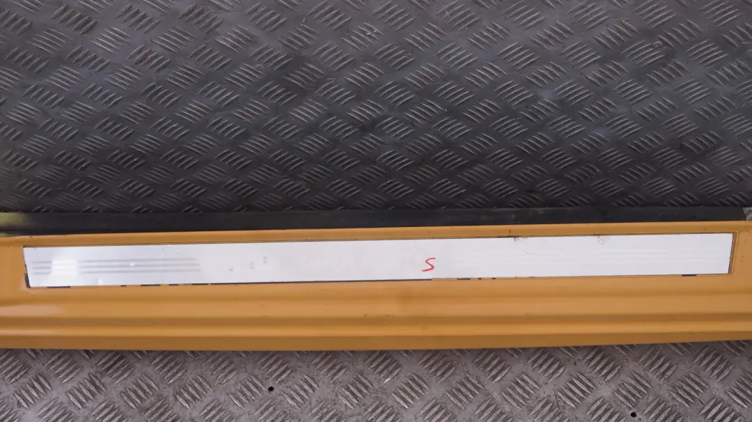 Mini Cooper R56 R57 Derecho O / Sill Faldon Puerta Lado Cubierta Mellow Yellow