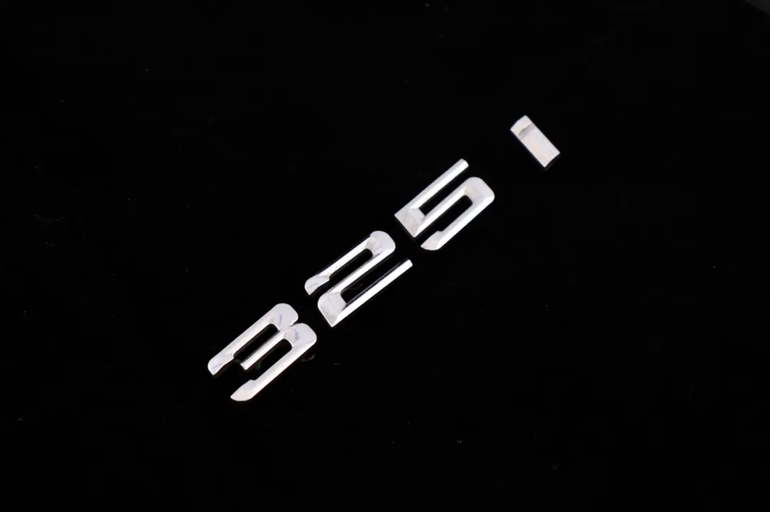 BMW E90 E90N LCI Tapa del maletero trasero Adherido Emblema Lettering 325i