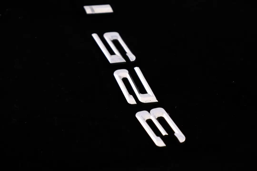 BMW E90 E90N LCI Tapa del maletero trasero Adherido Emblema Lettering 325i