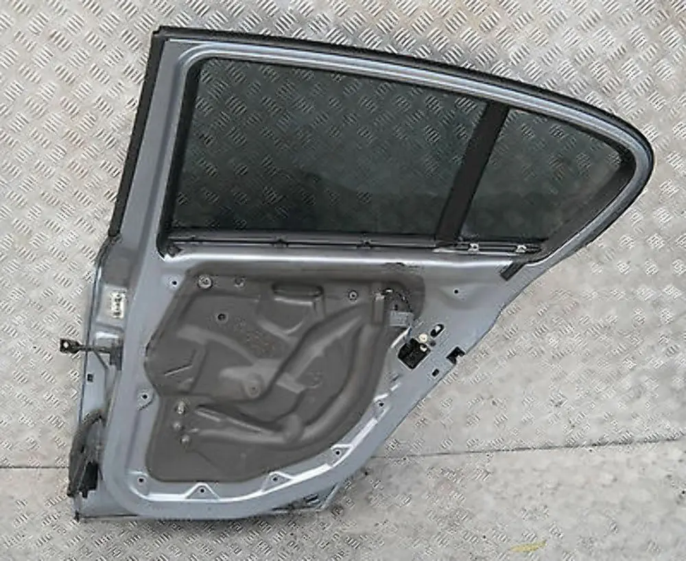 BMW 1 SERIES 5 E87 E87N Door rear right O/S Quarzblau Blau Blue Metallic A18