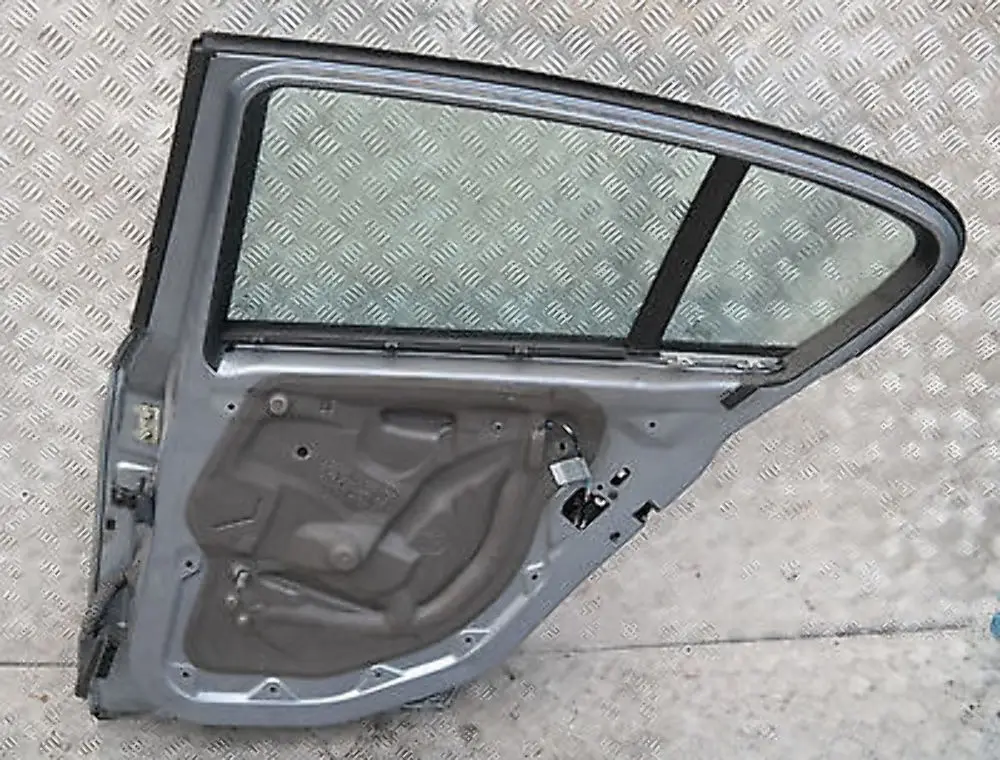 BMW 1 SERIES 4 E87 E87N Door rear right O/S Quarzblau Blau Blue Metallic A18