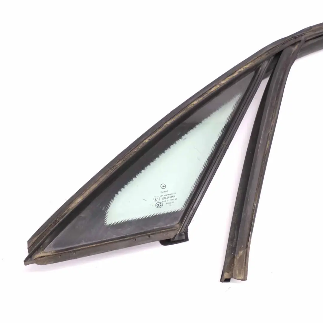 Quart de vitre latérale Mercedes C207 arrière droite Triangle de verre AS2