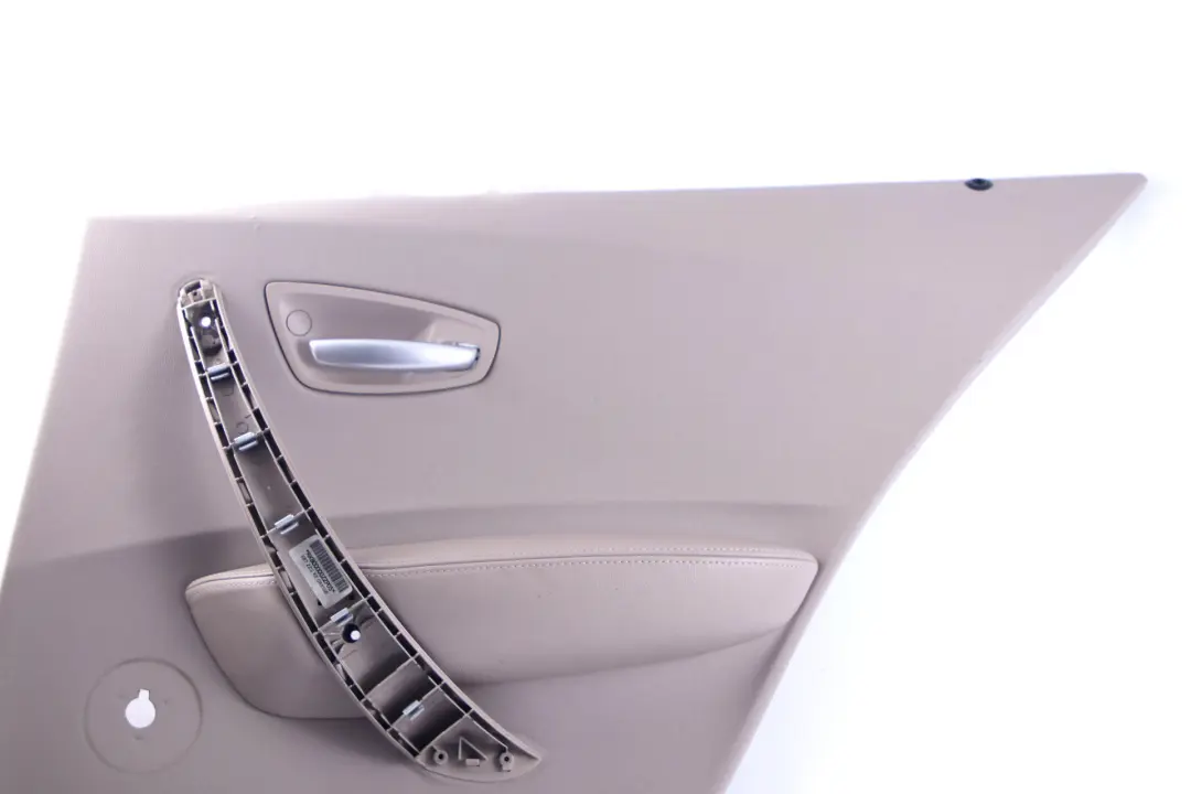 Türkarte Hinten Rechts Abdeckung Leder Beige für BMW E87 mit Teilenummer 7133356 BMW E87 Türkarte Hinten Rechts Abdeckung Leder Beige - SKU 7133356 - Teilenummer 7133356