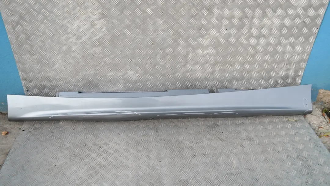 Bas de porte Couverture Seuil a gauche Quartzbleu Bleu Metallise pour BMW 1 e E87 à propos du numéro de pièce 51770032949 BMW 1 e E87 Bas de porte Couverture Seuil a gauche Quartzbleu Bleu Metallise - SKU 0032949-QB7 - Numéro de pièce 51770032949