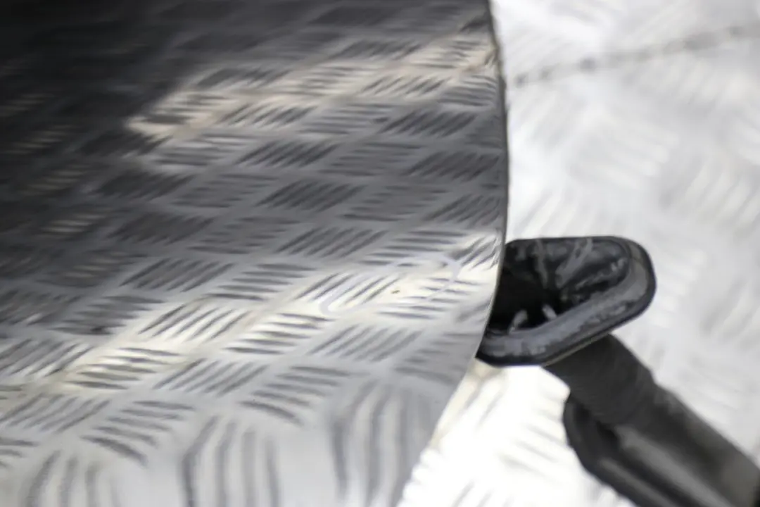 Tür Vorne Rechts Schwarz 2 - 668 für BMW 5 E60 E61 LCI mit Teilenummer 7202340 BMW 5 E60 E61 LCI Tür Vorne Rechts Schwarz 2 - 668 - SKU 7202340-SCH1 - Teilenummer 7202340