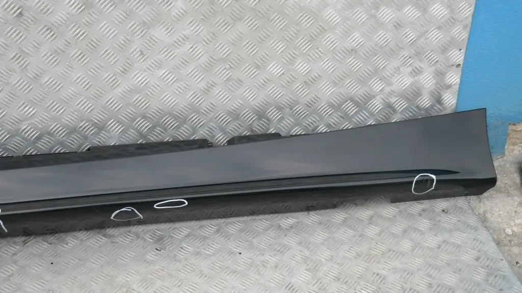 Listello Portiera Pannello Gonna SX Nero per BMW E87 con numero di parte 51770032949 BMW E87 Listello Portiera Pannello Gonna SX Nero - SKU 0032949-SCH4 - Numero di parte 51770032949