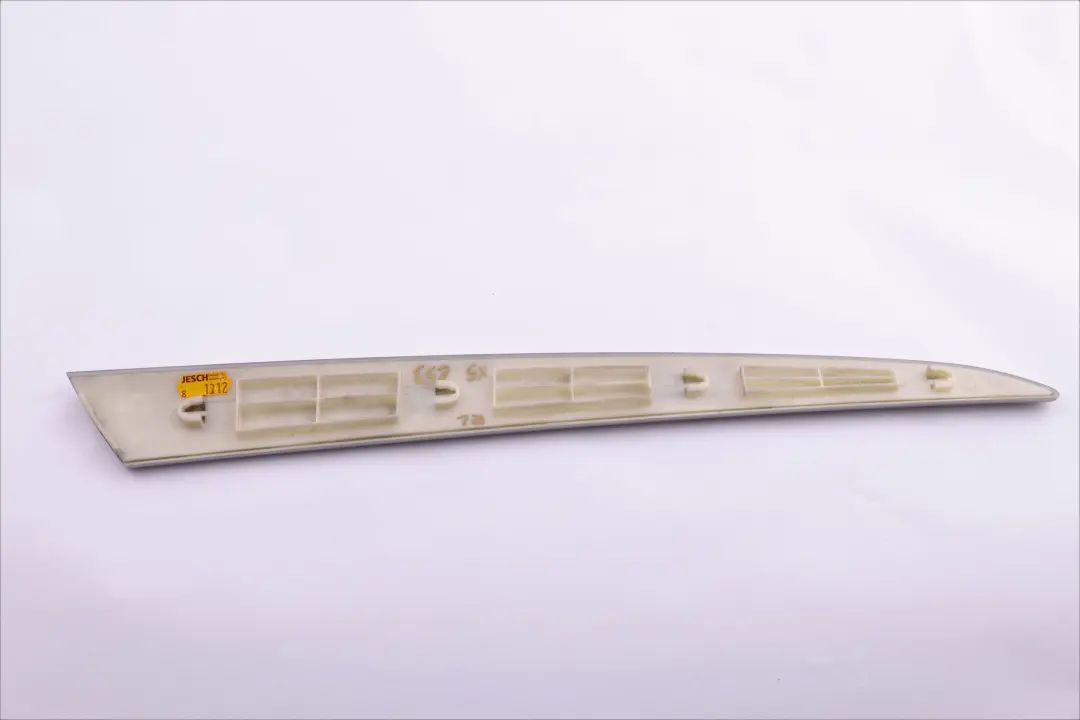 Moulure Porte Arriere Gauche Graphite pour BMW X5 E53 à propos du numéro de pièce 8265479 BMW X5 E53 Moulure Porte Arriere Gauche Graphite - SKU 7124653 - Numéro de pièce 8265479