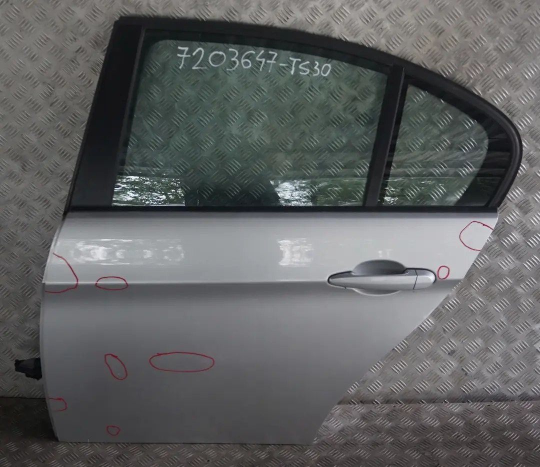 Lato Porta Posteriore Sinistra Argento-Titanio Argento Metallic per BMW E90 30 con numero di parte 7203647 BMW E90 30 Lato Porta Posteriore Sinistra Argento-Titanio Argento Metallic - SKU 7203647-TS30 - Numero di parte 7203647