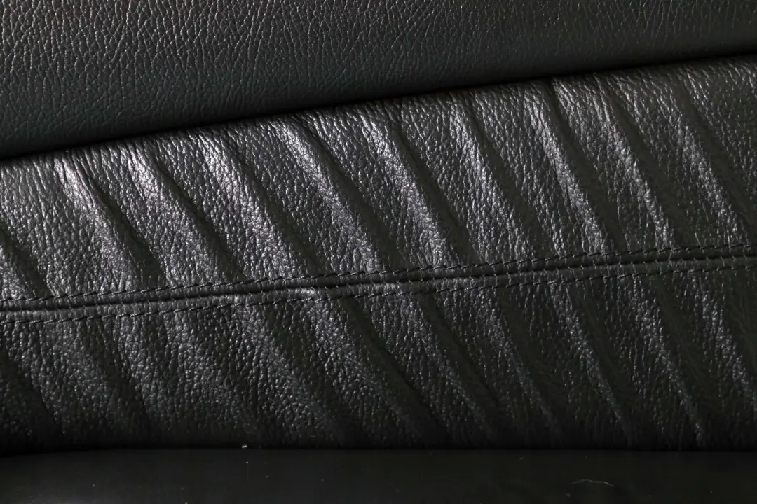 Boczek Drzwi Prawy Przedni Osłona Panel Skóra Antracyt do Mercedes W220 o numerze A2207204070 Mercedes W220 Boczek Drzwi Prawy Przedni Osłona Panel Skóra Antracyt - SKU A2207204070 - Numer Części A2207204070