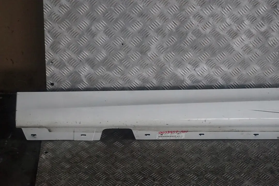 Listello Portiera Apertura Gonna SX Bianco Alpino Bianco per BMW E90 E91 M Sport con numero di parte 0033441 BMW E90 E91 M Sport Listello Portiera Apertura Gonna SX Bianco Alpino Bianco - SKU 0033441-AW - Numero di parte 0033441