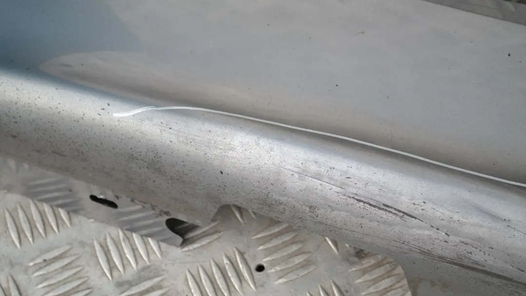 Listón de umbral faldón lateral izquierdo Quarzblau Azul Metalizado para BMW E87 con número de pieza 51770032949 BMW E87 Listón de umbral faldón lateral izquierdo Quarzblau Azul Metalizado - SKU 0032949-QB7 - Número de pieza 51770032949