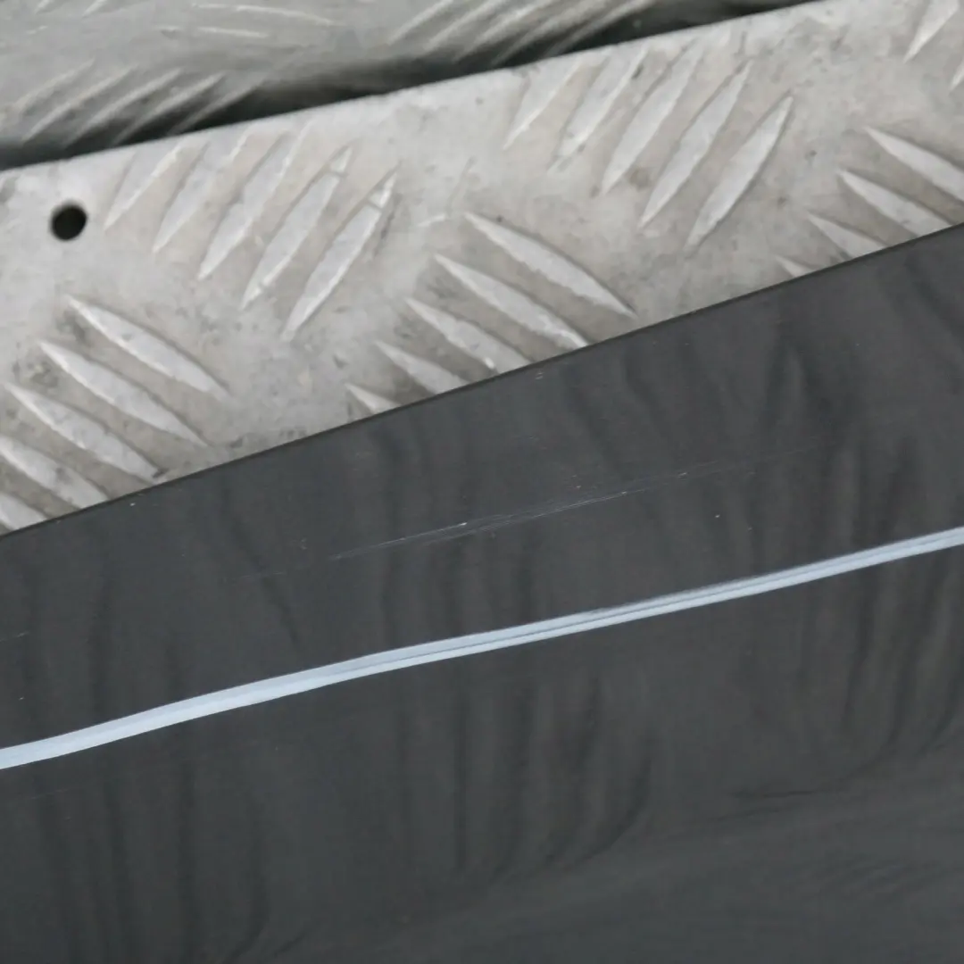 Gonna laterale Sill Strip sinistra Sparkling Graphite Metallic per BMW E90 E91 con numero di parte 32951 BMW E90 E91 Gonna laterale Sill Strip sinistra Sparkling Graphite Metallic - SKU 0032951-SG13 - Numero di parte 32951