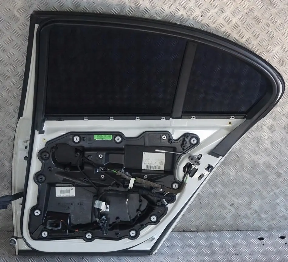 Drzwi prawe tylne tył Alpinweiss do BMW 7 E65 o numerze 7202084 BMW 7 E65 Drzwi prawe tylne tył Alpinweiss - SKU 7202084-AW - Numer Części 7202084