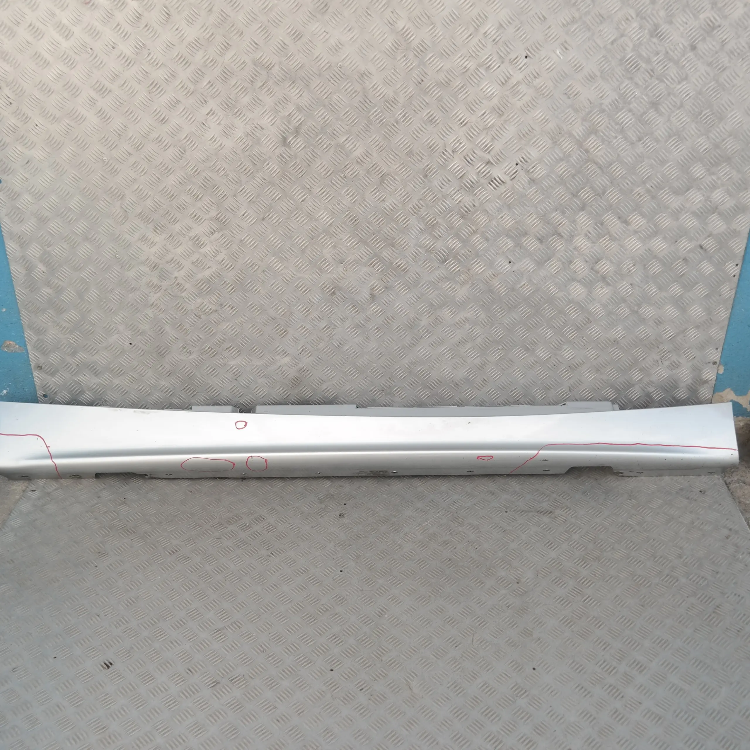 BMW E87 Sill Strip Faldón Lateral Derecho Titansilber Plata Metalizado