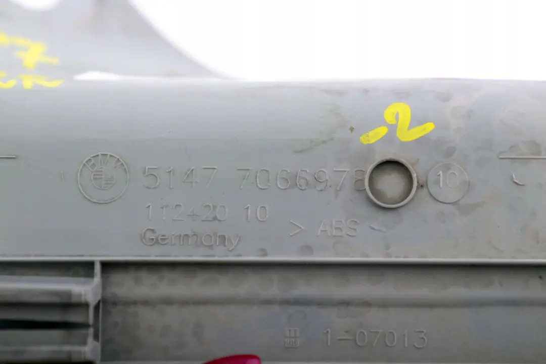 Listwa progowa progu prawa tył Alaskagrau do BMW E87 o numerze 7066978 BMW E87 Listwa progowa progu prawa tył Alaskagrau - SKU 7066978-2 - Numer Części 7066978