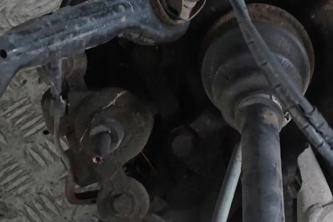 M47N2 122PS L'Arbre De Sortie Pivotement etrier Arriere Droit pour BMW 1 E87 118d à propos du numéro de pièce 6774810 BMW 1 E87 118d M47N2 122PS L'Arbre De Sortie Pivotement etrier Arriere Droit - SKU 6774810-20 - Numéro de pièce 6774810