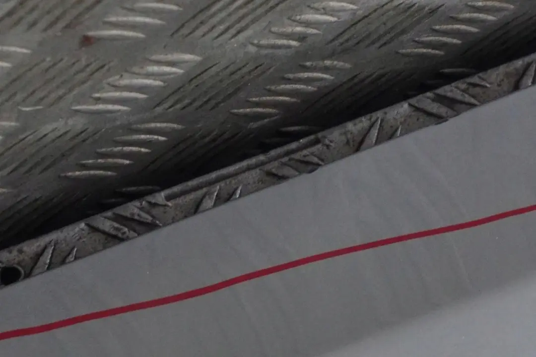 listwa nakładka próg lewy titansilber 354 do BMW E90 o numerze 0032951 BMW E90 listwa nakładka próg lewy titansilber 354 - SKU 0032951-TS17 - Numer Części 0032951