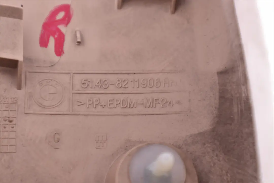 Carenatura Montante Centro Inferiore Destro Beige Chiaro per BMW X5 E53 con numero di parte 8211906 BMW X5 E53 Carenatura Montante Centro Inferiore Destro Beige Chiaro - SKU 8259254 - Numero di parte 8211906