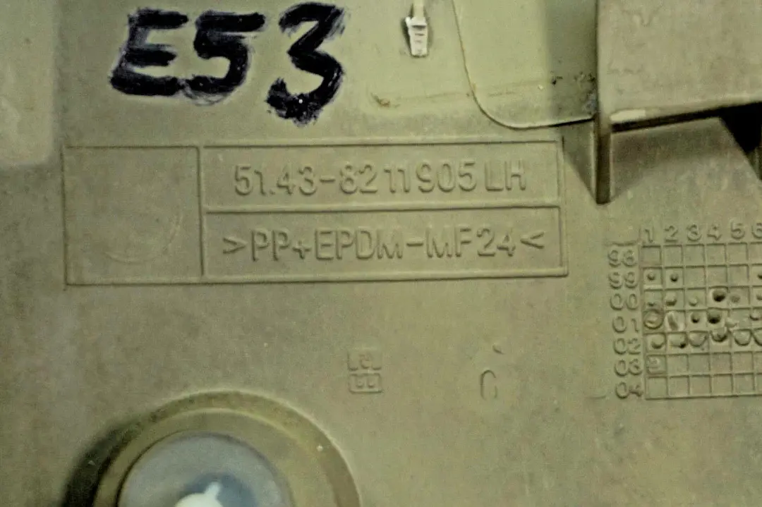 Obudowa osłona słupka B dolna lewa do BMW E53 X5 o numerze 8211905 BMW E53 X5 Obudowa osłona słupka B dolna lewa - SKU 8259255 - Numer Części 8211905