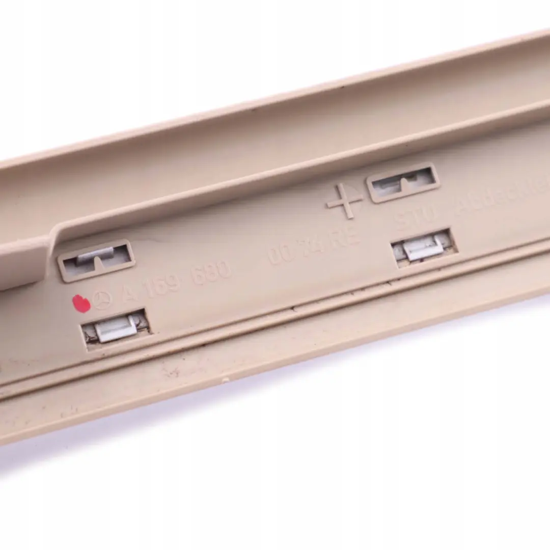 Puerta Delantera Derecha Embellecedor Entrada Liston Beige para Mercedes W169 con número de pieza A1696800074 Mercedes W169 Puerta Delantera Derecha Embellecedor Entrada Liston Beige - SKU A1696800074 - Número de pieza A1696800074