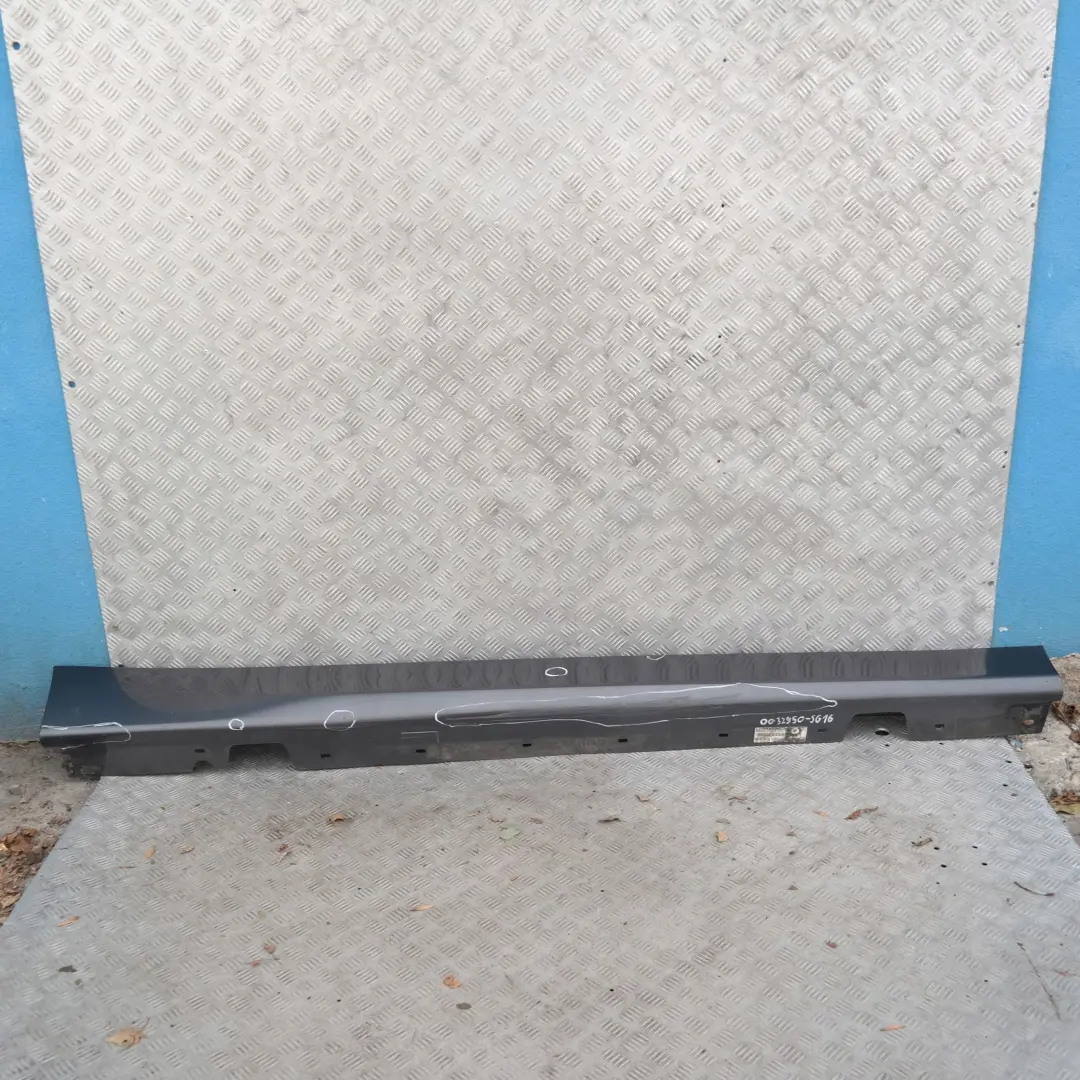 Sill Strip Faldon lateral derecho Sparkling Graphite Metallic para BMW E90 E91 con número de pieza 32950 BMW E90 E91 Sill Strip Faldon lateral derecho Sparkling Graphite Metallic - SKU 0032950-SG16 - Número de pieza 32950