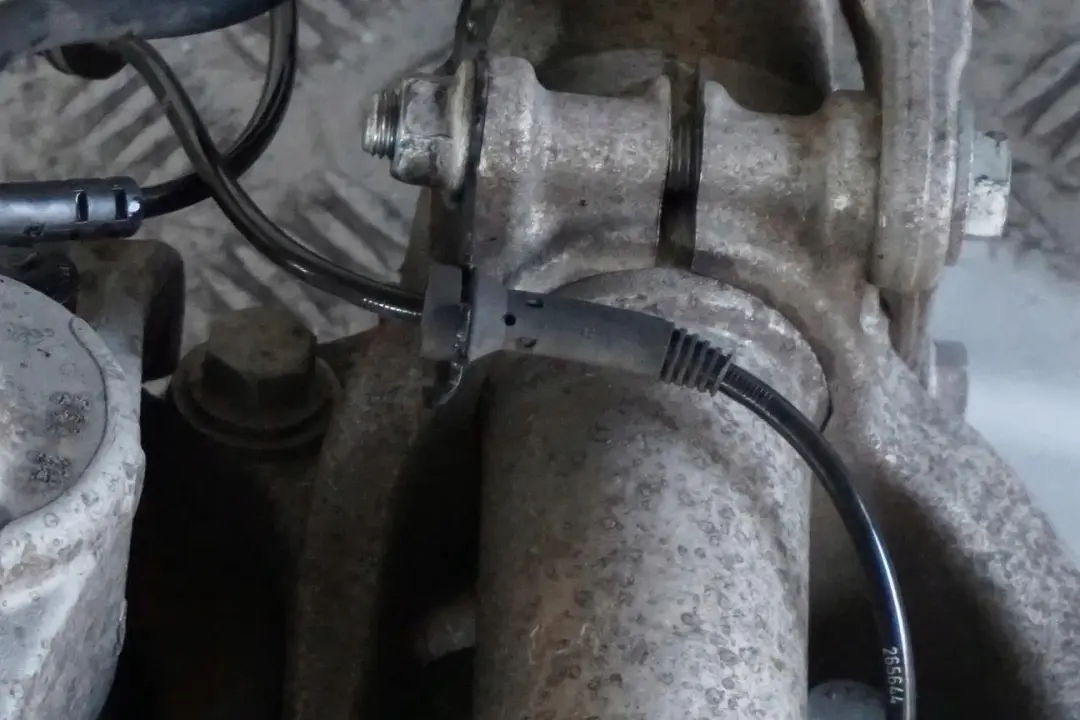 BMW E61 520d M47N2 Delantero Izquierdo Muelle Freno Suspensión Pata Buje Eje - SKU 6768795 - Número de pieza 6768795