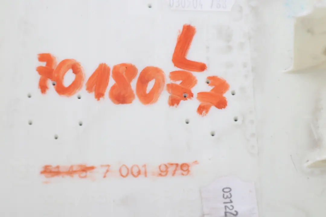 Osłona słupka lewa czarna do BMW E65 E66 o numerze 7001979 BMW E65 E66 Osłona słupka lewa czarna - SKU 7001979 - Numer Części 7001979