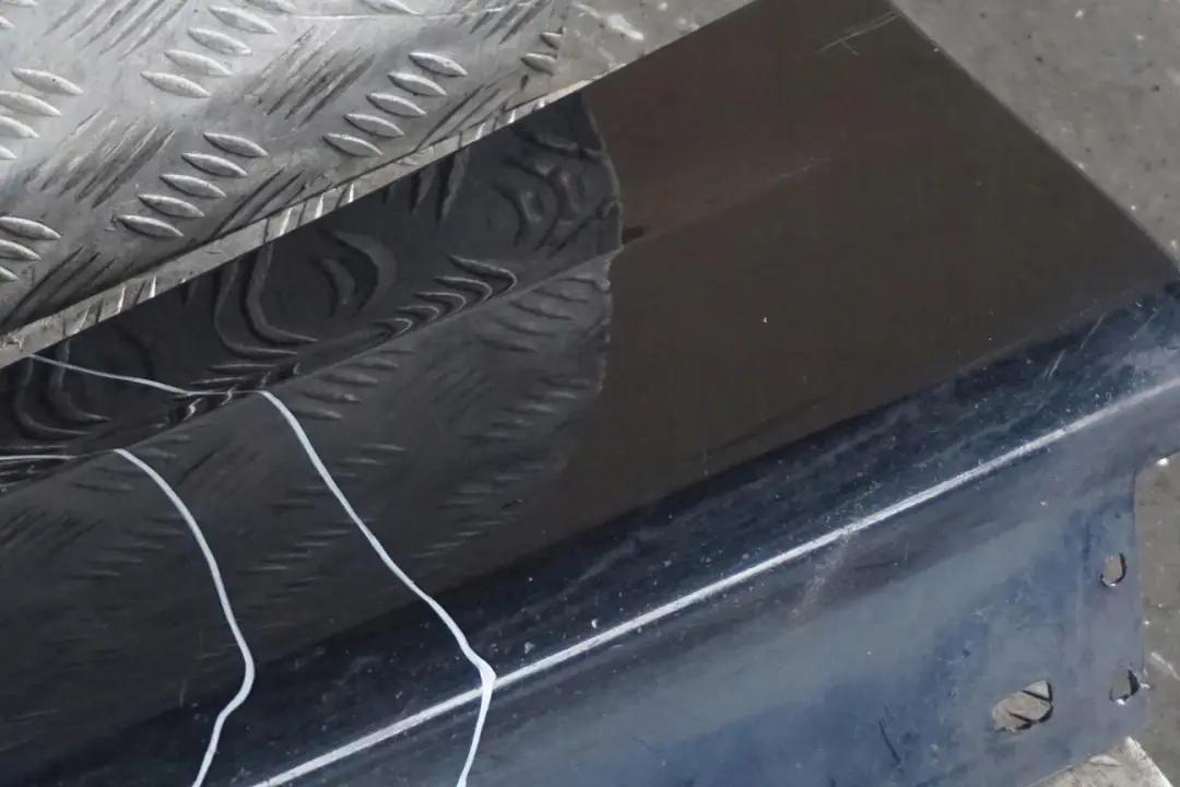 listwa nakładka na próg lewy M-Pakiet do BMW E90 o numerze 0033441 BMW E90 listwa nakładka na próg lewy M-Pakiet - SKU 0033441-CAR2 - Numer Części 0033441