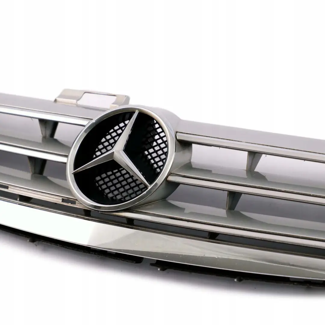 Mercedes-Benz A-Klasse W169 1 Kühlergrill Grill Träger Brillantsilber - 744 für mit Teilenummer A1698800583 Mercedes-Benz A-Klasse W169 1 Kühlergrill Grill Träger Brillantsilber - 744 - SKU A1698800583-BS1 - Teilenummer A1698800583