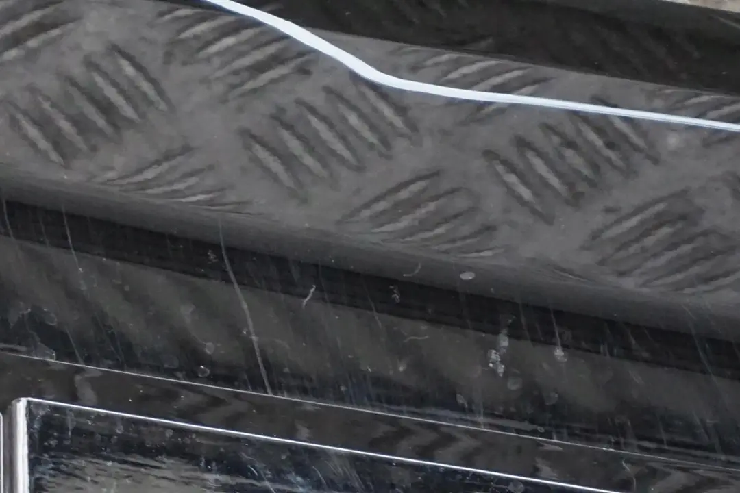 Sill Strip Faldon Lateral Derecho Schwarz 2 Negro - 668 para BMW F40 F44 con número de pieza 9464568 BMW F40 F44 Sill Strip Faldon Lateral Derecho Schwarz 2 Negro - 668 - SKU 9464568-SCH - Número de pieza 9464568