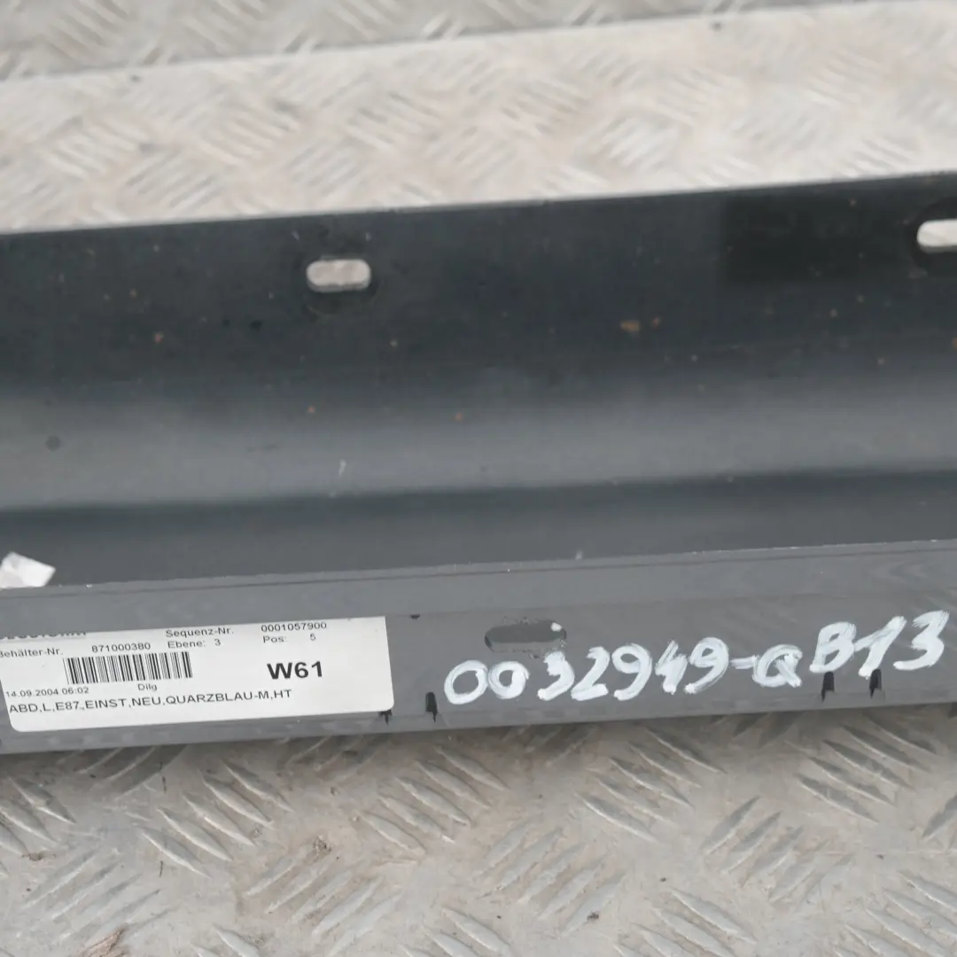 Nakładka próg lewy Quarzblau A18 do BMW E87 o numerze 32949 BMW E87 Nakładka próg lewy Quarzblau A18 - SKU 0032949-QB13 - Numer Części 32949