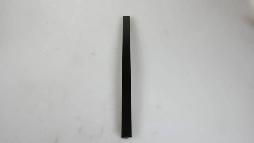 Blende Fensterführungssteg hinten links HOCHGLANZ für BMW 1 er E87 mit Teilenummer 7156451 BMW 1 er E87 Blende Fensterführungssteg hinten links HOCHGLANZ - SKU 7156451 - Teilenummer 7156451