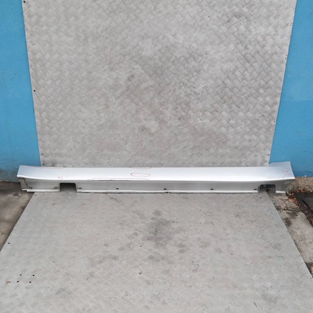 Cubre umbral puerta Faldón lateral Izquierdo Titansilber Plata para BMW E60 E61 LCi con número de pieza 51770422464 BMW E60 E61 LCi Cubre umbral puerta Faldón lateral Izquierdo Titansilber Plata - SKU 0422464-TS - Número de pieza 51770422464