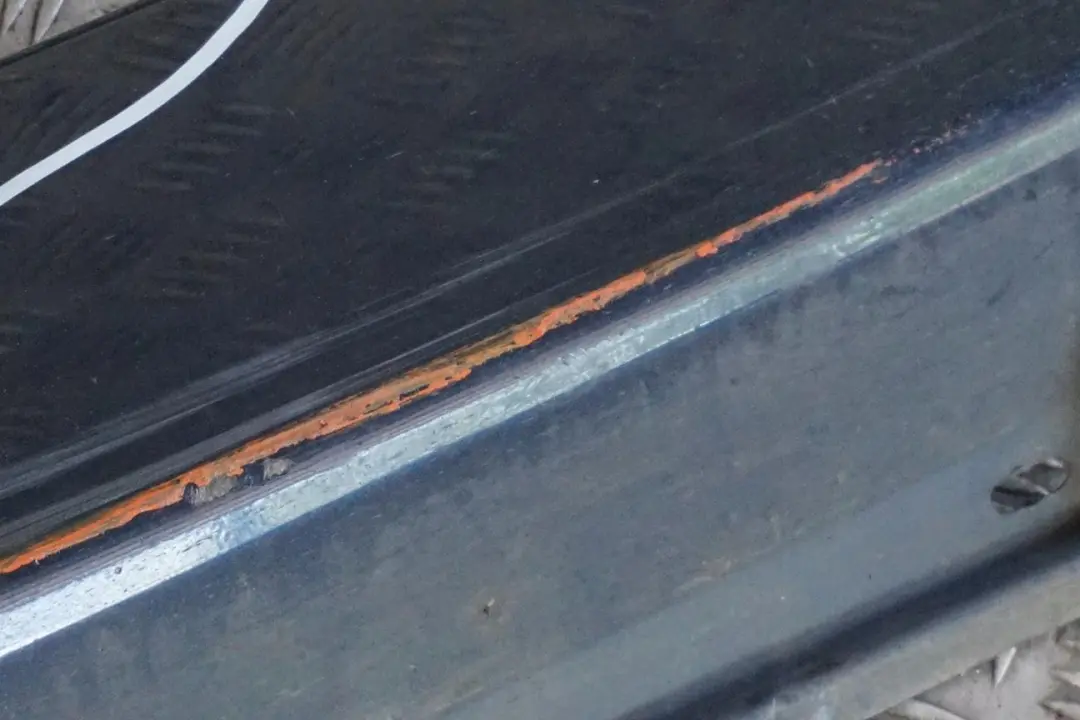 Nakładka listwa lewa na próg lewy do BMW E60 LCI o numerze 0422464 BMW E60 LCI Nakładka listwa lewa na próg lewy - SKU 0422464-DSB1 - Numer Części 0422464