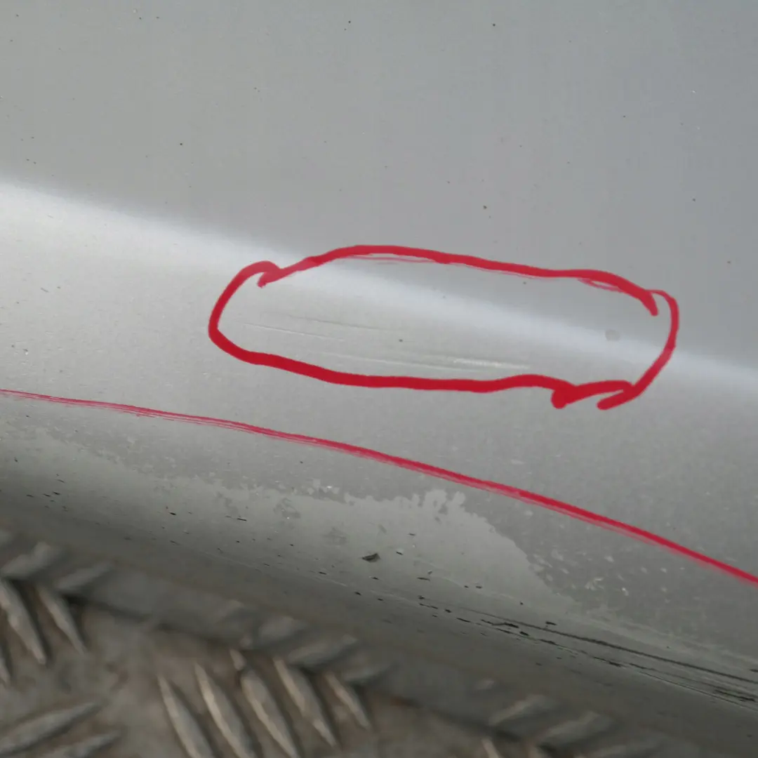 Sill Strip Faldon Lateral Izquierdo Titansilber Plata Metalizado para BMW E90 E91 con número de pieza 51770032951 BMW E90 E91 Sill Strip Faldon Lateral Izquierdo Titansilber Plata Metalizado - SKU 0032951-TS2 - Número de pieza 51770032951